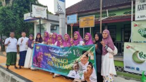 DPC Perempuan Bangsa PKB Klaten membagikan takjil bagi pengguna jalan di depan Kantor Kecamatan Juwiring, Minggu (09/03/2023).